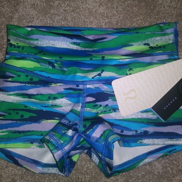 NWT Lululemon Boogie Short Roll Down Size 4 - Picture 3 of 4